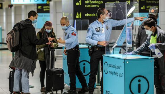 La policía revisa los documentos de los pasajeros en la terminal de salidas del aeropuerto de Lisboa, Lisboa, Portugal. (Foto: EFE / EPA / MIGUEL A. LOPES).