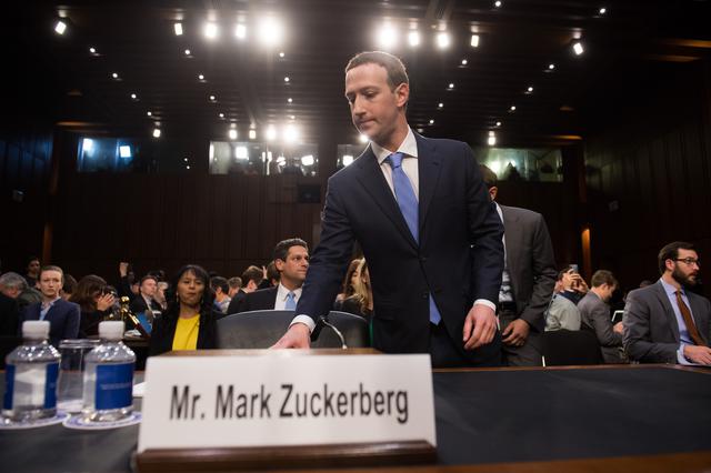 El año 2018 Mark Zuckerberg tuvo que testificar ante el Senado estadounidense por el uso indebido de datos de usuarios de Facebook.