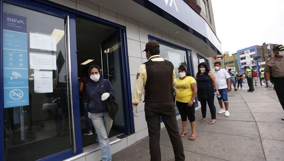 Según avanzaba la mañana, la cola de los beneficiarios con el bono de los 380 soles se redujo rápidamente en el BBVA de las avenidas Alfredo Mendiola y Eduardo Habich, en San Martín de Porres (Foto: Francisco Neyra).