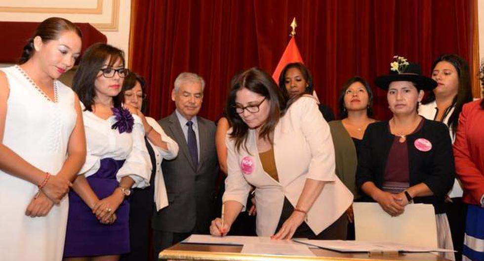 El compromiso fue firmado por la ministra del sector, Ana María Mendieta, y la presidenta de la Comisión de la Mujer y Familia, Tania Pariona, además de representantes de entidades públicas. (Foto: MIMP)