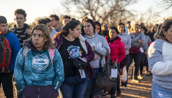 Un grupo de migrantes es procesado por la Patrulla Fronteriza de Estados Unidos después de cruzar el río cerca de la carretera el 4 de febrero de 2024 en las afueras de Eagle Pass, Texas. (Foto de SERGIO FLORES/AFP).