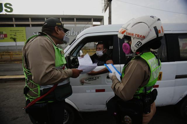 Miembros de las Fuerzas Armadas y de la Policía Nacional fueron desplazados en diferentes mercados y avenidas principales de Lima para verificar el cumplimiento de las restricciones durante el estado de emergencia para reducir el riesgo de contagio del coronavirus. (Foto: César Grados)