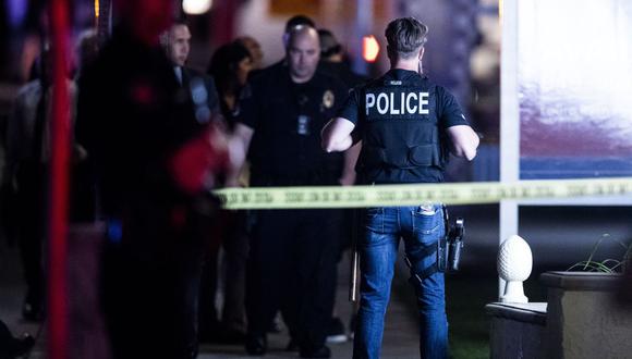 La policía monta guardia cuando agentes vestidos de civil llegan al exterior de un complejo de oficinas tras un tiroteo masivo en Orange, California, Estados Unidos, el 31 de marzo de 2021. (EFE/EPA/ETIENNE LAURENT).