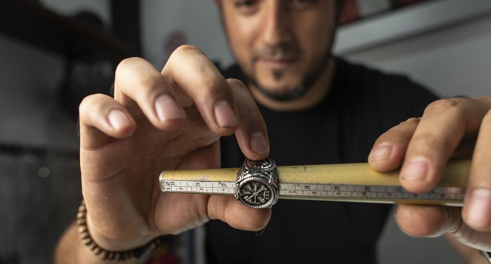 Cristian Acevedo fundó una empresa de joyas para hombres, como anillos y collares, que el mismo diseña y confecciona en un taller familiar. (Foto: Elias Alfageme)