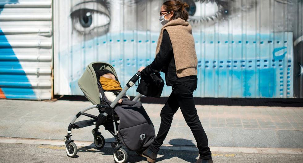 Imagen referencial. Una persona es captada empujando un coche para bebes en Barcelona. En España, los pequeños salieron este domingo tras estar confinados hace seis semanas por el coronavirus. (Josep LAGO / AFP).