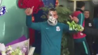 Carlos Tevez recibió cumpleaños en China con tortazo en la cara