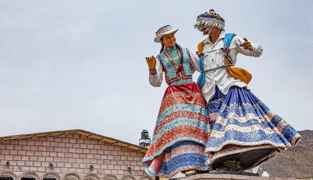 Escultura de bailarines de  Wititi, en Chivay. 
(Foto: Guillermo Gutierrez)