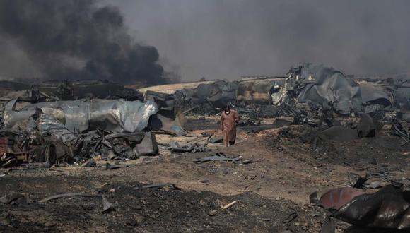 Un hombre examina la escena de un incendio en Herat, en la frontera entre Afganistán e Irán. (EFE / EPA / JALIL REZAYEE).