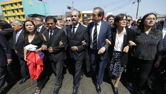 Congresistas y dirigentes apristas acompañaron el recorrido del féretro del ex presidente Alan García. (Foto: Anthony Niño de Guzmán / GEC)