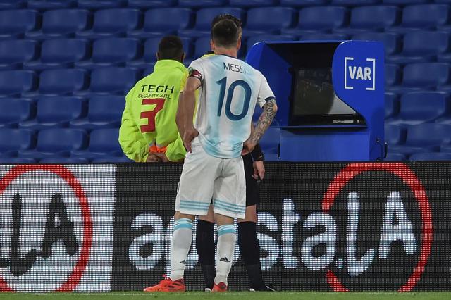 Lionel Messi convirtió el 2-1 pero fue anulado por el VAR