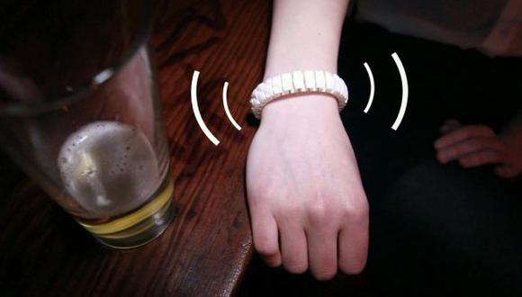 "Vive": la pulsera que te ayuda a sobrevivir a una borrachera