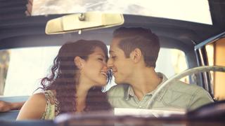 Las ventajas y desventajas de besar a tu pareja en un auto
