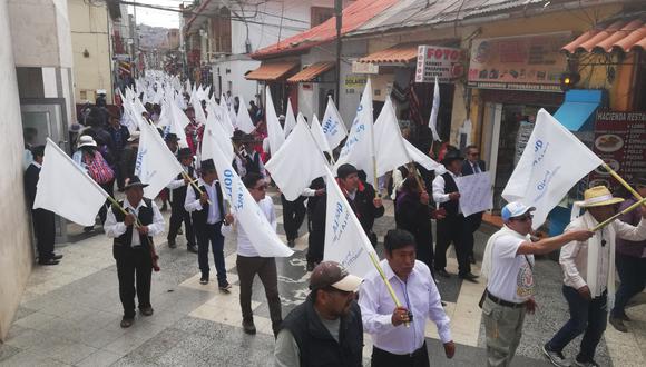 Comerciantes y vecinos marcharon en rechazo a los actos de violencia en Puno. (Foto: Carlos Fernández)