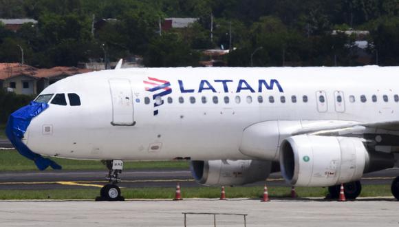 Un avión de Latam Airlines aparece después de un aterrizaje de emergencia en en el Aeropuerto Internacional Silvio Pettirossi en Luque, Paraguay, el 27 de octubre de 2022.(Foto referencial, NORBERTO DUARTE / AFP).