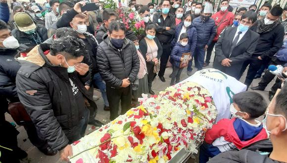 El féretro de Bryan Hermoza fue trasladado al interior del Templo de la Virgen de Almudena, donde se ofició una misa de cuerpo presente (Foto: Juan Sequeiros)