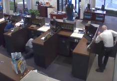 YouTube: entra a un banco para robar, pero esto le ocurre