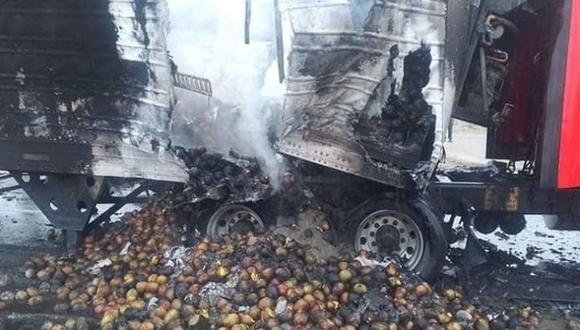 Tráiler cargado de mangos se incendia en Áncash. (Foto: Andina)