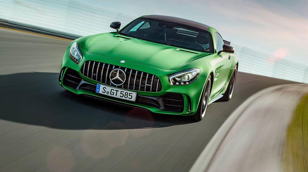 MERCEDES AMG-GT R. Una de las principales novedades del fabricante alem&aacute;n. Lleva un motor V8 de 4,0 litros que desarrolla 585 HP. El color de la carrocer&iacute;a es llamado "AMG Green Hell Magno", homenaje al circuito de N&uuml;rburgrin