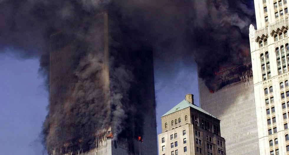 Las torres gemelas del World Trade Center arden después de que dos aviones se estrellaran contra cada edificio el 11 de septiembre de 2001 en Nueva York. (FOTO AFP / Stan HONDA).