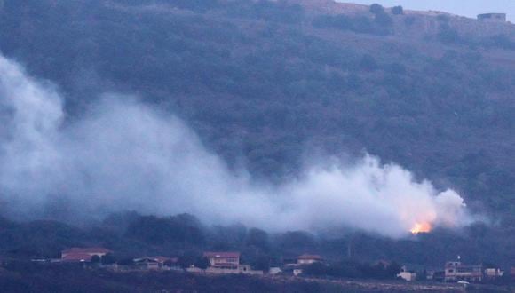 Se eleva humo desde la zona del Kibbutz Manara debido a un cohete lanzado desde el lado libanés de la frontera, al norte de Israel, el 19 de octubre de 2023. EFE/EPA/ATEF SAFADI