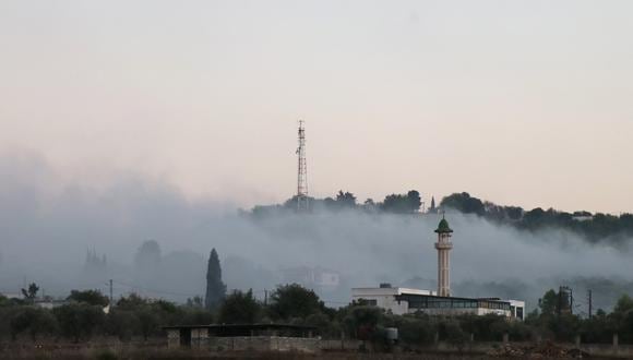 El humo se eleva después del bombardeo de Israel en la aldea fronteriza de Dhaira, en el sur del Líbano, el 16 de octubre de 2023. (Foto de AFP)