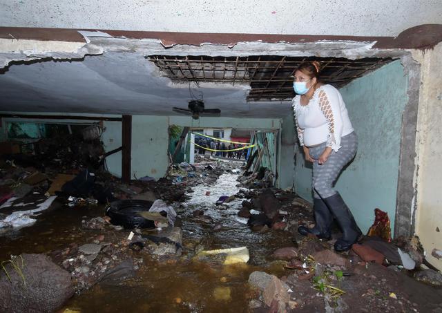 Una mujer muestra los daños en su vivienda, en una colonia del municipio de Ecatepec, en el Estado de México, tras el terremoto de magnitud 7,1 del martes. (EFE/Mario Guzmán).