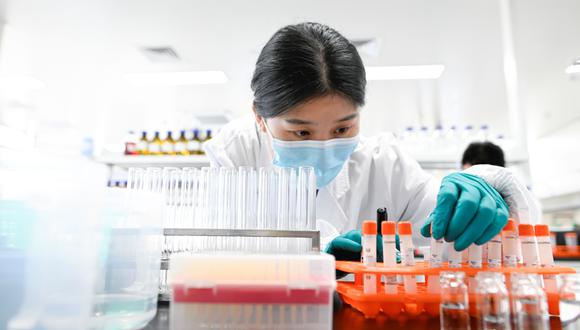 Pese a la creciente colaboración de las autoridades chinas, la OMS insistió en que Beijing  “debe mantener altos niveles de secuenciación genómica” y compartirlos con rapidez.