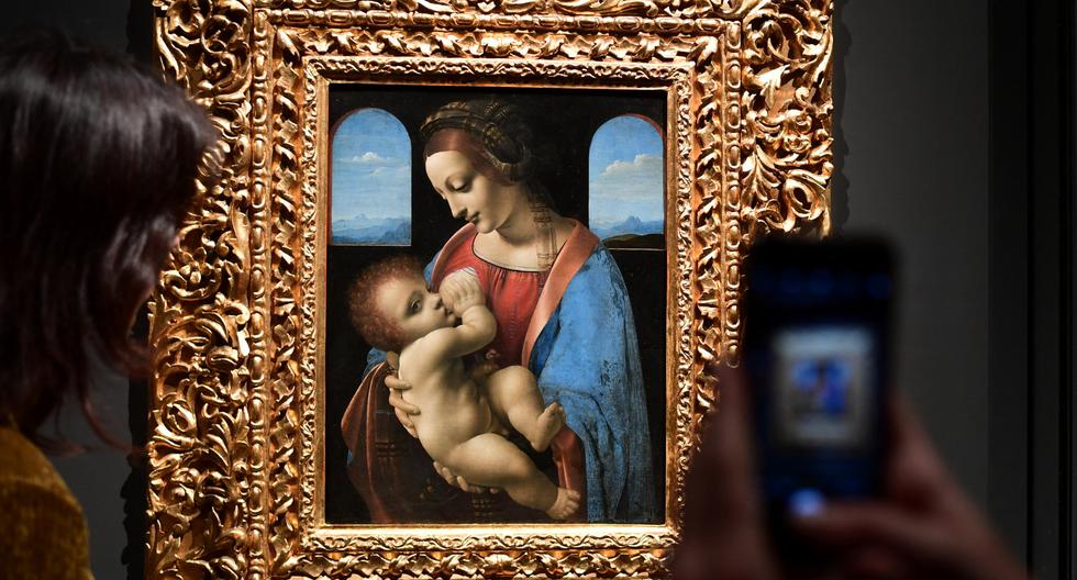 Visitantes observan el cuadro "Madonna Litta" de Leonardo da Vinci's, donde aparecen la Virgen María y el Niño Jesús, en el museo Poldi Pezzoli de Milán.