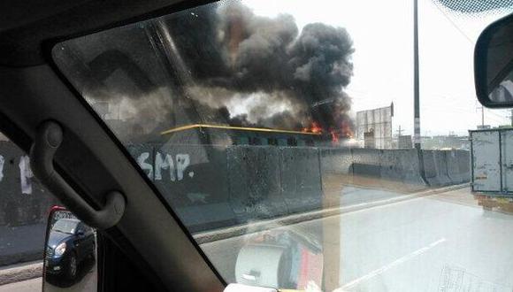 Pro Transporte denunció a dueños de bus alimentador incendiado
