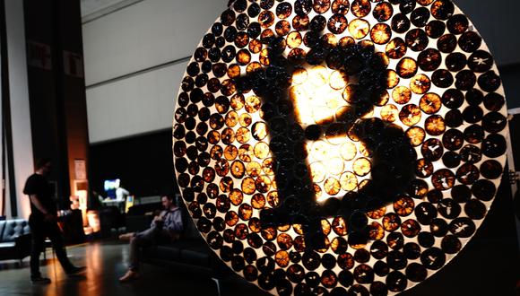 Un ícono de Bitcoin iluminado durante NFT LA en Los Ángeles, California, EE. UU., el martes 29 de marzo de 2022.