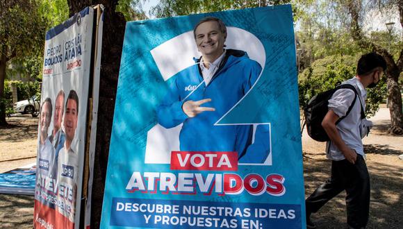 El derechista José Antonio Kast, del Partido republicano, lidera en la mayoría de las encuestas en Chile. (MARTIN BERNETTI / AFP).