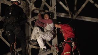 Los Olivos: joven es rescatado tras subirse a torre de alta tensión de la Av. Antúnez de Mayolo | FOTOS