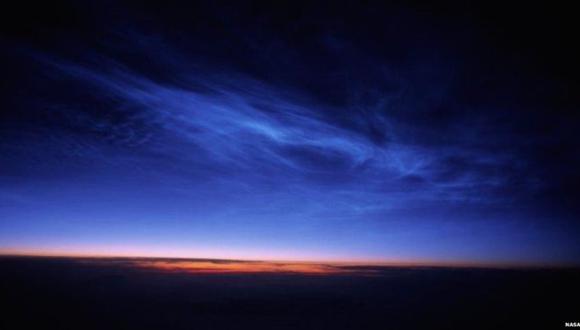La nubes noctilucentes se forman a una altura aproximada de 80 km y pueden ser observadas solamente en las noches de verano. (Foto: NASA)