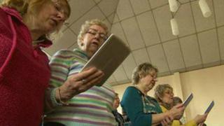 Una iglesia en Reino Unido reemplazó biblias por tablets