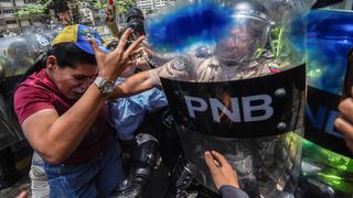 Duros enfrentamientos entre la policía y opositores en Caracas