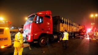 Surco: Choque entre camión y tráiler en la Panamericana Sur deja un muerto y un herido | VIDEO