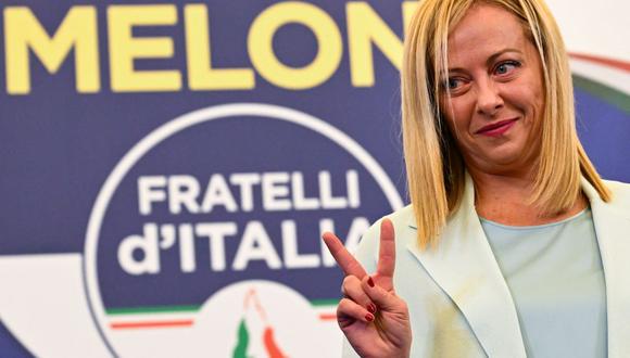 La líder del partido italiano de extrema derecha "Fratelli d'Italia" (Hermanos de Italia), Giorgia Meloni, muestra un signo de victoria después de pronunciar un discurso el 26 de septiembre de 2022. (ANDREAS SOLARO / AFP).