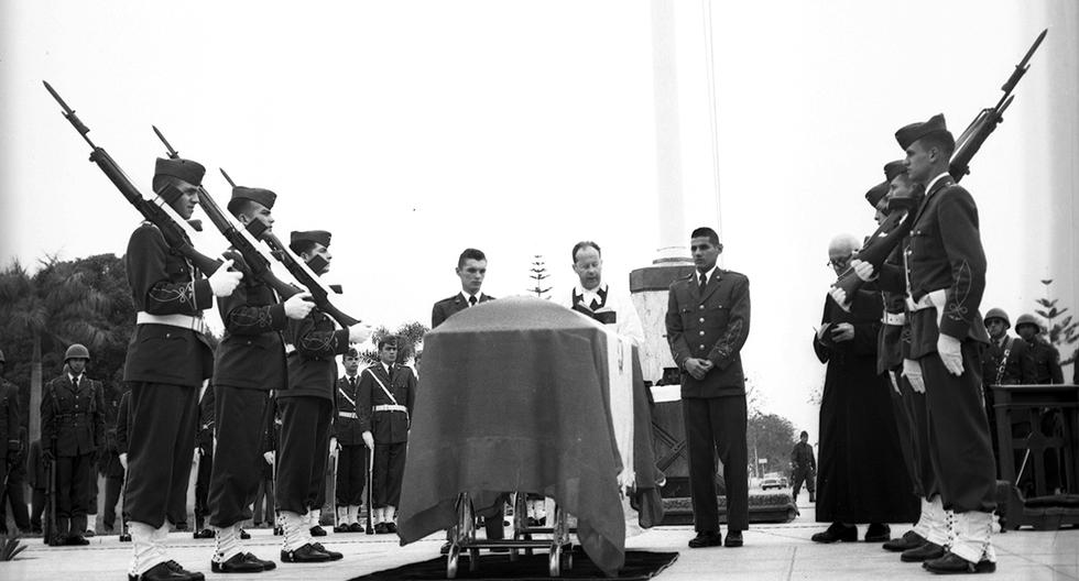 Lima, 21 de setiembre de 1961. Traslado de los restos del héroe capitán FAP José Abelardo Quiñones al mausoleo de Las Palmas.  (Foto: GEC Archivo Histórico)