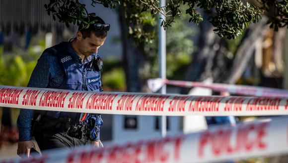 El atacante acuchilló poco antes del mediodía a los transeúntes mientras se desplazaba a pié por la Bahía Murrays, a unos 18 kilómetros al norte de Auckland.
