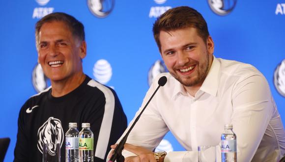 A la izquierda Mark Cuban, a la derecha Luka Doncic: la sonrisa que comparten los fanáticos en Dallas tras la extensión del contrato del armador por las próximas cinco temporadas