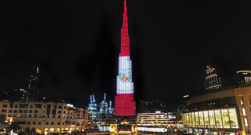 La fachada del Burj Khalifa en Dubái se iluminó con la bandera del Perú. (Ministerio de Relaciones Exteriores)