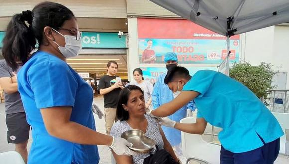 Ciudadanos podrán vacunarse contra el COVID-19 en los centros comerciales de Lima sur. (Foto: Ministerio de Salud)