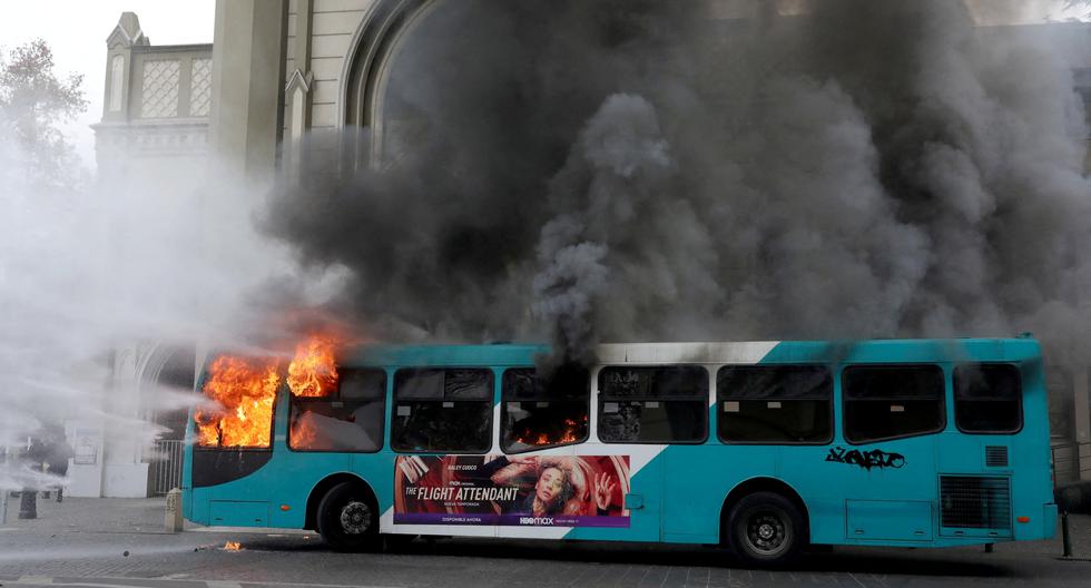 Esta foto del 27 de mayo muestra la policía utilizando un cañón de agua para apagar un autobús en llamas durante una protesta en Santiago convocada por los estudiantes contra el gobierno de Chile para exigir el aumento de las becas, mejores infraestructuras en las escuelas y cambios en el sistema de educación pública. (Foto: Reuters)