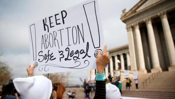 Un grupo de mujeres se manifestó frente al Capitolio de Oklahoma luego de que la Cámara Baja aprobara una restrictiva reforma que veta casi en todas las situaciones al aborto.