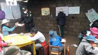 Apurímac: policías dictan clases de matemáticas en comunidad donde no llega el Internet