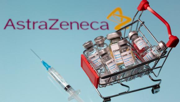Una pequeña canasta de compras llena de viales etiquetados como "COVID-19 - Vacuna contra el coronavirus" y una muestra médica se colocan sobre un logotipo de AstraZeneca. Ilustración tomada el 29 de noviembre de 2020.  (REUTERS/Dado Ruvic).