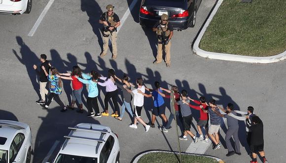 Florida: Tiroteo en la escuela Stoneman Douglas de Parkland deja al menos 17 muertos. (AP).
