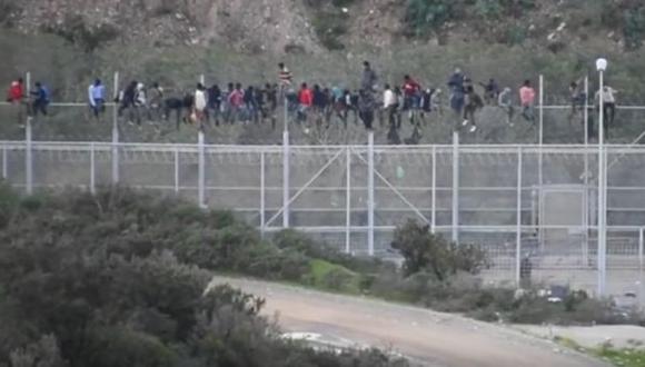 Migrantes intentan ingresar a España por la fuerza [VIDEO]
