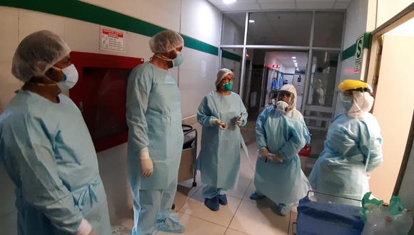 Junto con Milagritos Ávalos trabajan 5 médicos, 15 enfermeras y 15 técnicos, quienes monitorean las 18 camas que existen entre las unidades de cuidados intermedios e intensivos del hospital Regional de Ica. (Foto: Archivo personal Dra. Ávalos). (Foto: Archivo personal Dra. Ávalos)