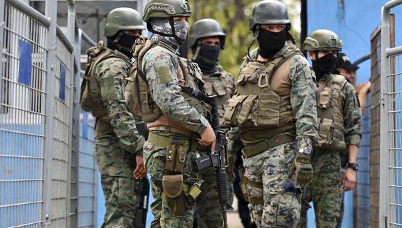 Militares protegen el exterior de la prisión Guayas 1 un día después de que una pelea entre bandas rivales dejó seis reclusos muertos en Guayaquil, Ecuador, el 24 de julio de 2023. (Foto de Marcos PIN / AFP)